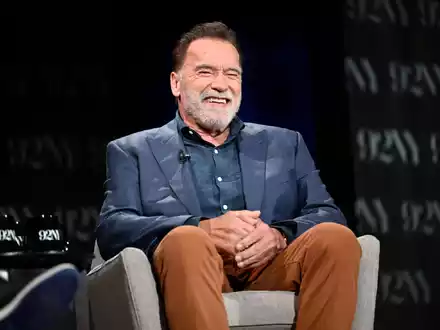 Die Enkelinnen von Arnold Schwarzenegger stehen mit den Tieren für Frühstück an. Es gibt selbstgemachte Kekse. - Foto: Evan Agostini/Invision/AP/dpa