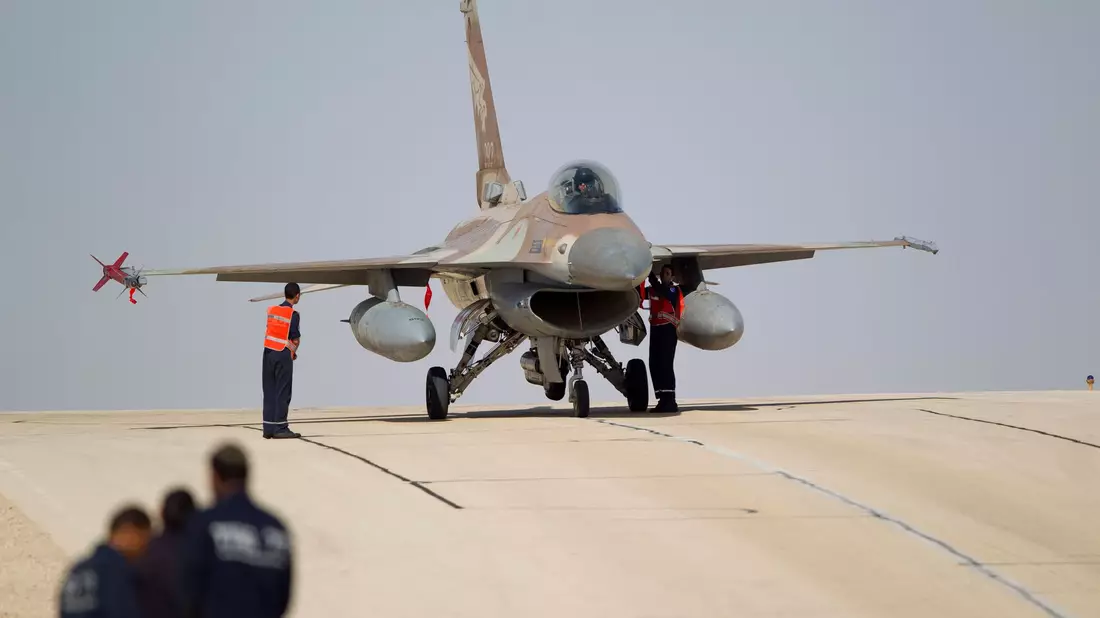 Israelische Kampfflugzeuge sollen offenbar Raketen auf Syrien abgefeuert haben. - Bild: Ariel Schalit/AP/dpa