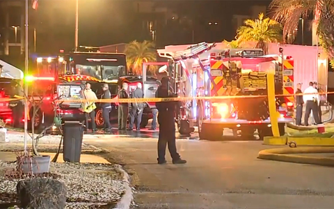 Einsatzkräfte am Unglücksort. - Foto: WFTS-TV/AP/dpa