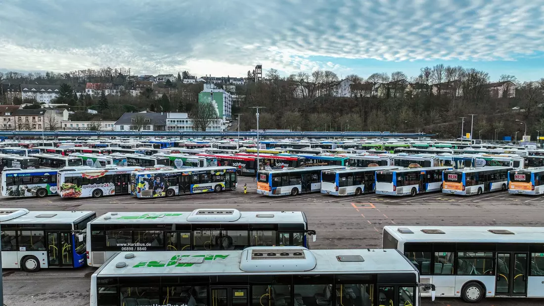 Auf dem Betriebshof der Saarbahn GmbH stehen die meisten Busse auf dem Stellplatz. - Bild: Laszlo Pinter/dpa