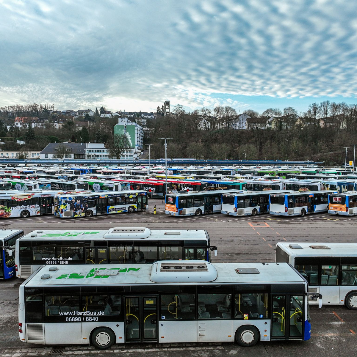 Auf dem Betriebshof der Saarbahn GmbH stehen die meisten Busse auf dem Stellplatz. - Foto: Laszlo Pinter/dpa
