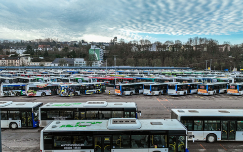 Auf dem Betriebshof der Saarbahn GmbH stehen die meisten Busse auf dem Stellplatz. - Foto: Laszlo Pinter/dpa