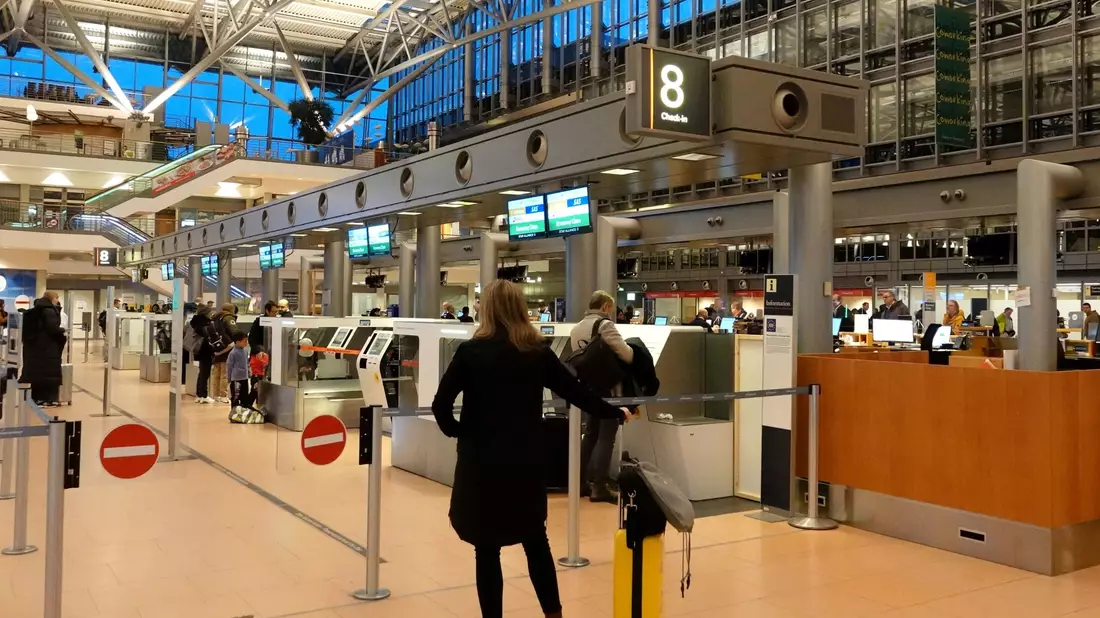Verdi hat zu einem weiteren Warnstreik am Flughafen Hamburg aufgerufen. - Bild: Rabea Gruber/dpa