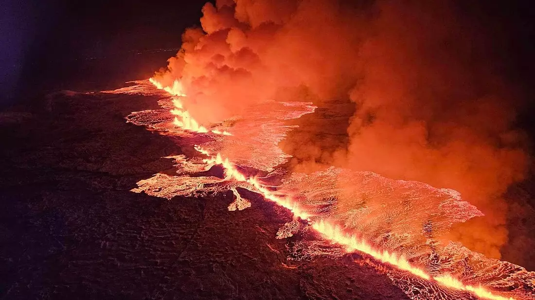 Magma strömt bei einem vergangenen vulkanischen Ausbruch in der Nähe von Grindavík aus einer Erdspalte. - Bild: Icelandic Civil Protection Dept/ZUMA Press Wire/dpa