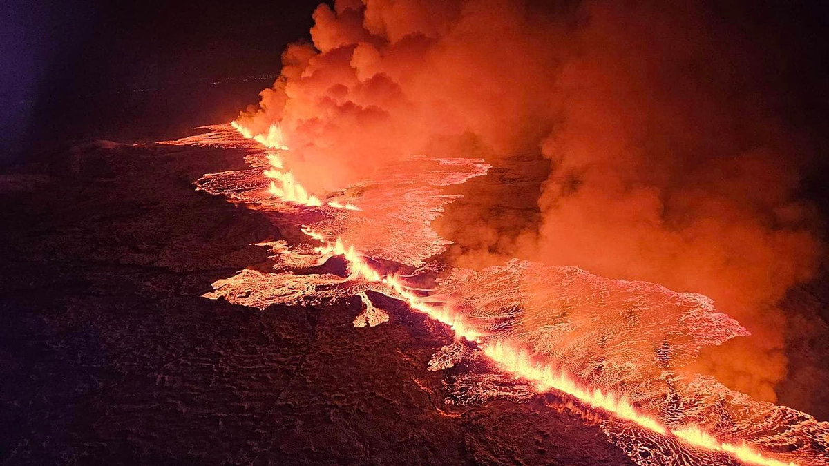 Magma strömt bei einem vergangenen vulkanischen Ausbruch in der Nähe von Grindavík aus einer Erdspalte. - Foto: Icelandic Civil Protection Dept/ZUMA Press Wire/dpa