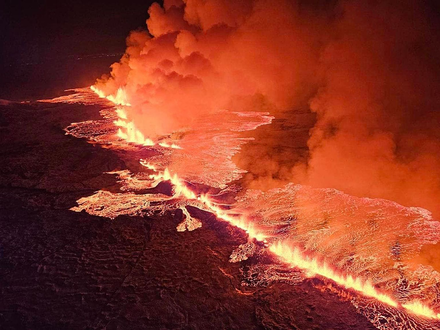Magma strömt bei einem vergangenen vulkanischen Ausbruch in der Nähe von Grindavík aus einer Erdspalte. - Foto: Icelandic Civil Protection Dept/ZUMA Press Wire/dpa
