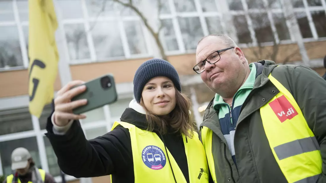 Aktivistin Luisa Neubauer macht am BVG–Busdepot Cicerostraße in Berlin mit Streikleiter Lothar ein Selfie. - Bild: Sebastian Christoph Gollnow/dpa