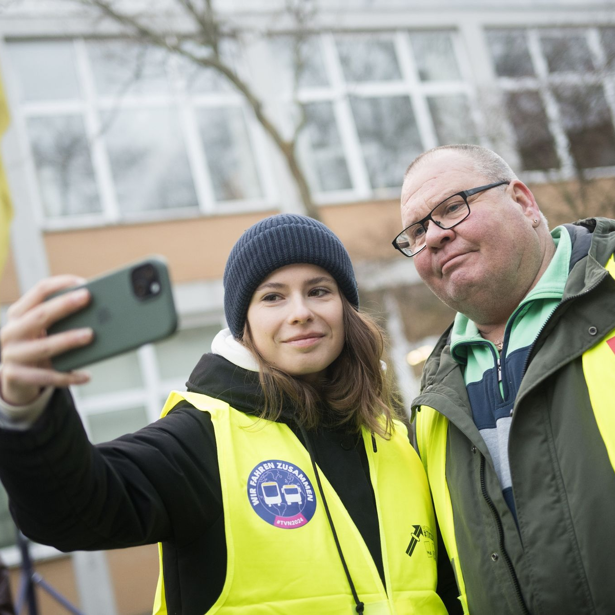 Aktivistin Luisa Neubauer macht am BVG–Busdepot Cicerostraße in Berlin mit Streikleiter Lothar ein Selfie. - Foto: Sebastian Christoph Gollnow/dpa