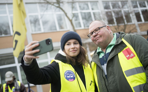Aktivistin Luisa Neubauer macht am BVG–Busdepot Cicerostraße in Berlin mit Streikleiter Lothar ein Selfie. - Foto: Sebastian Christoph Gollnow/dpa