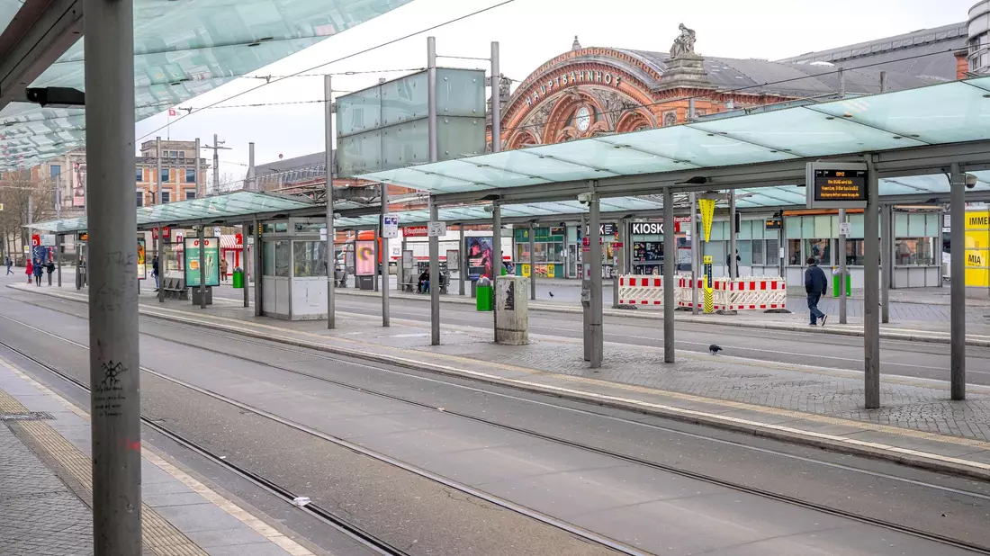 Eine leere Straßenbahnhaltestelle vor dem Hauptbahnhof in Bremen. - Bild: Sina Schuldt/dpa