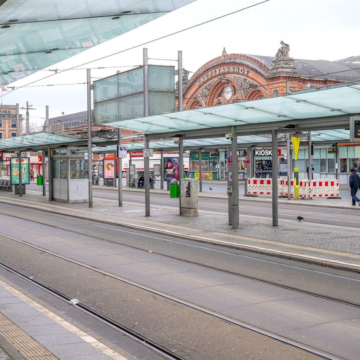 Eine leere Straßenbahnhaltestelle vor dem Hauptbahnhof in Bremen. - Foto: Sina Schuldt/dpa