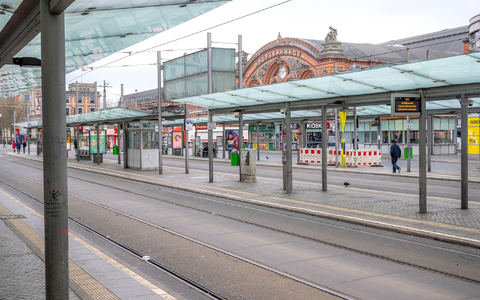 Eine leere Straßenbahnhaltestelle vor dem Hauptbahnhof in Bremen. - Foto: Sina Schuldt/dpa