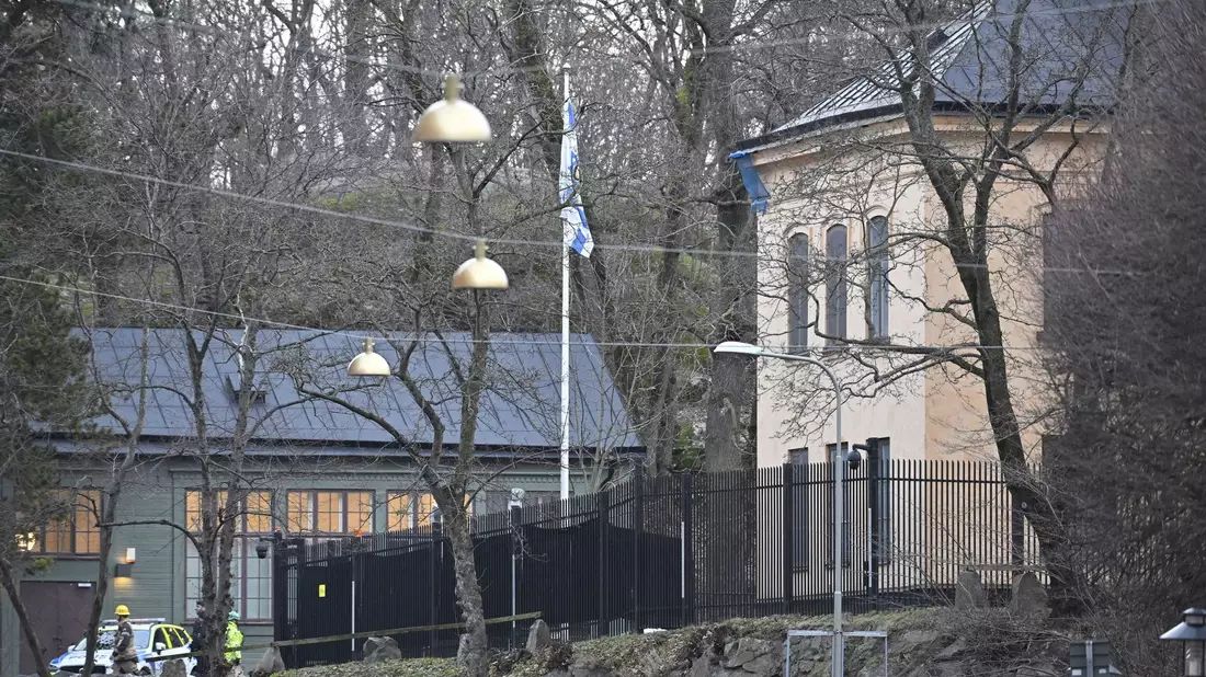 Beamte stehen in der Nähe der israelischen Botschaft. Hier wurde ein gefährlicher Gegenstand gefunden. - Bild: Henrik Montgomery/TT News Agency/AP/dpa
