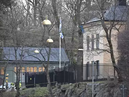 Beamte stehen in der Nähe der israelischen Botschaft. Hier wurde ein gefährlicher Gegenstand gefunden. - Foto: Henrik Montgomery/TT News Agency/AP/dpa