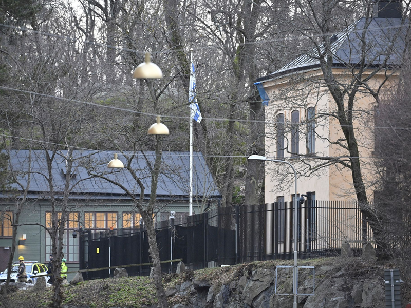 Beamte stehen in der Nähe der israelischen Botschaft. Hier wurde ein gefährlicher Gegenstand gefunden. - Foto: Henrik Montgomery/TT News Agency/AP/dpa