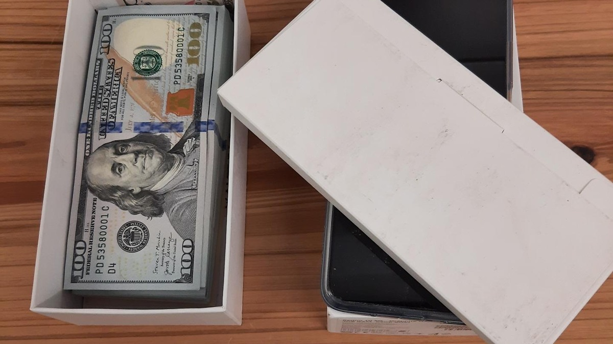 BPOLI DD: Handyverpackung als Geldversteck - Foto: presseportal.de