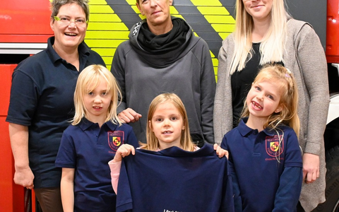 FF Olsberg: T-Shirts für die Löschfüchse in Olsberg - Foto: presseportal.de