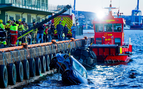 Feuerwehrleute bergen das versunkene Auto aus dem Fjord. - Foto: Håkon Mosvold Larsen/NTB/dpa