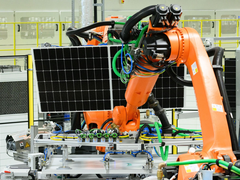 Die Solarwatt GmbH will ab dem Sommer in Asien fertigen lassen, weil die Produktion in Europa im Vergleich zur chinesischen Konkurrenz zu teuer ist. - Foto: Robert Michael/dpa