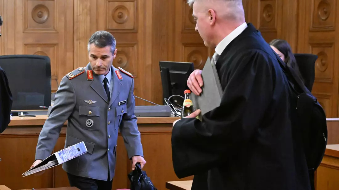 Der ehemalige KSK-Kommandeur, Brigadegeneral Markus Kreitmayr (l), im Gerichtssaal in Tübingen. - Bild: Bernd Weißbrod/dpa