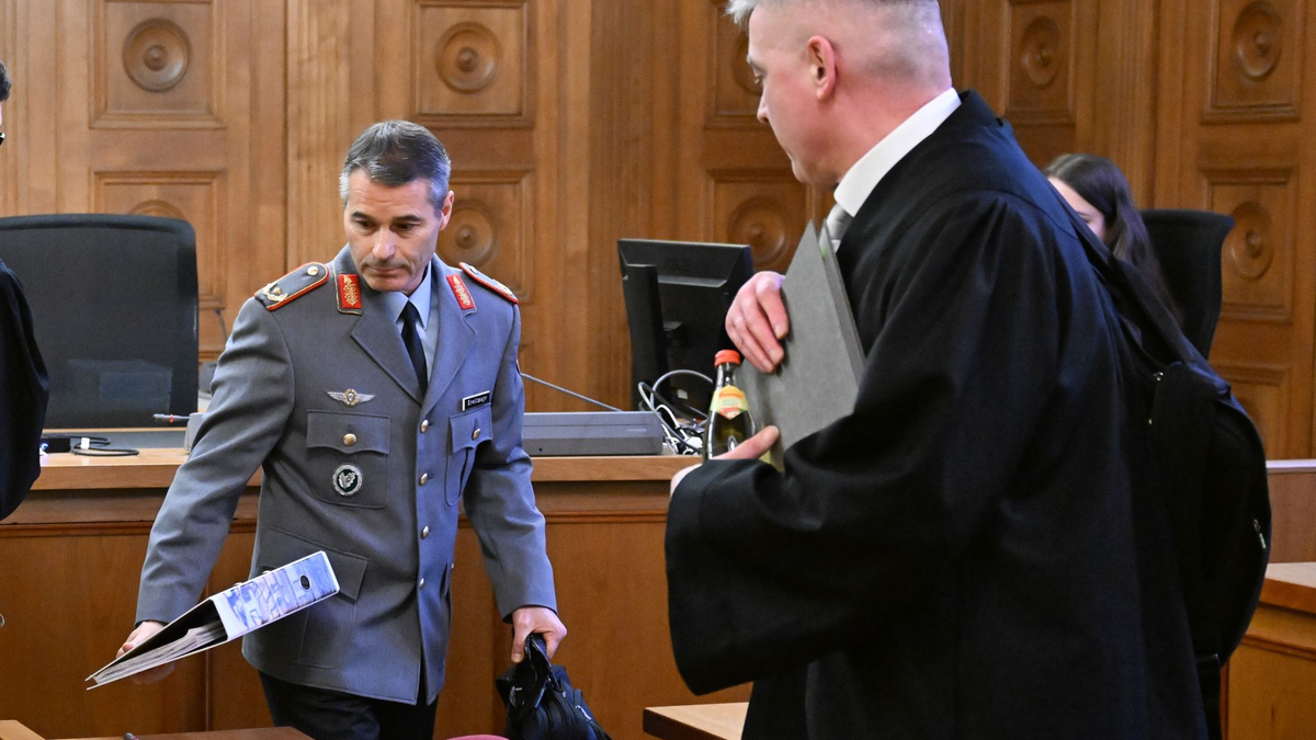 Der ehemalige KSK-Kommandeur, Brigadegeneral Markus Kreitmayr (l), im Gerichtssaal in Tübingen. - Foto: Bernd Weißbrod/dpa