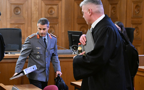 Der ehemalige KSK-Kommandeur, Brigadegeneral Markus Kreitmayr (l), im Gerichtssaal in Tübingen. - Foto: Bernd Weißbrod/dpa Der ehemalige KSK-Kommandeur, Brigadegeneral Markus Kreitmayr (l), im Gerichtssaal in Tübingen. - Foto: Bernd Weißbrod/dpa