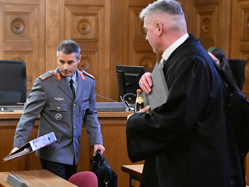 Der ehemalige KSK-Kommandeur, Brigadegeneral Markus Kreitmayr (l), im Gerichtssaal in Tübingen. - Foto: Bernd Weißbrod/dpa