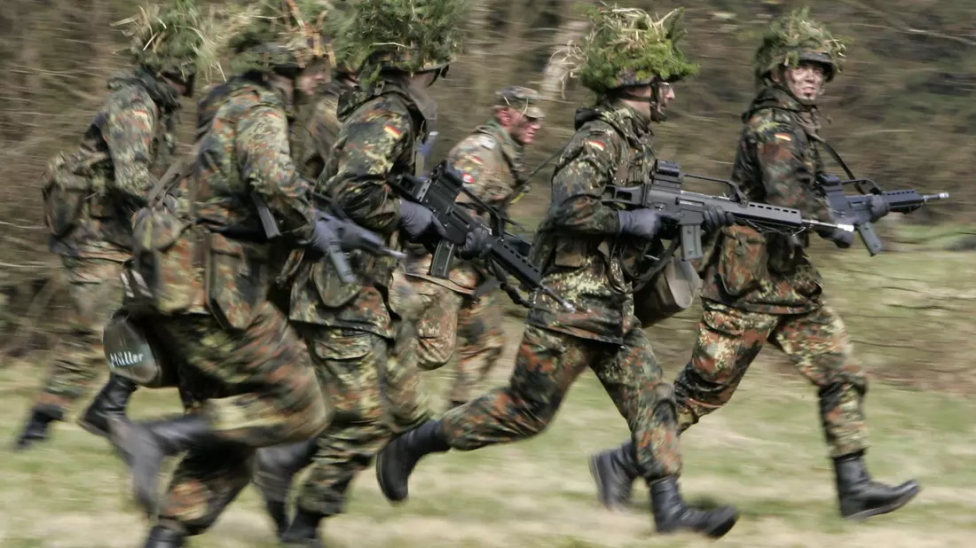 Es gibt etwa 1500 Zeit- und Berufssoldaten sowie freiwillig Wehrdienstleistende weniger als ein Jahr zuvor. - Bild: Frank May/dpa