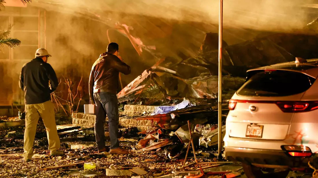 Ermittler begutachten die ausgebrannten Überreste eines Wohnmobils. - Bild: CHRIS URSO/Tampa Bay Times/AP/dpa