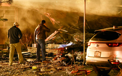 Ermittler begutachten die ausgebrannten Überreste eines Wohnmobils. - Foto: CHRIS URSO/Tampa Bay Times/AP/dpa