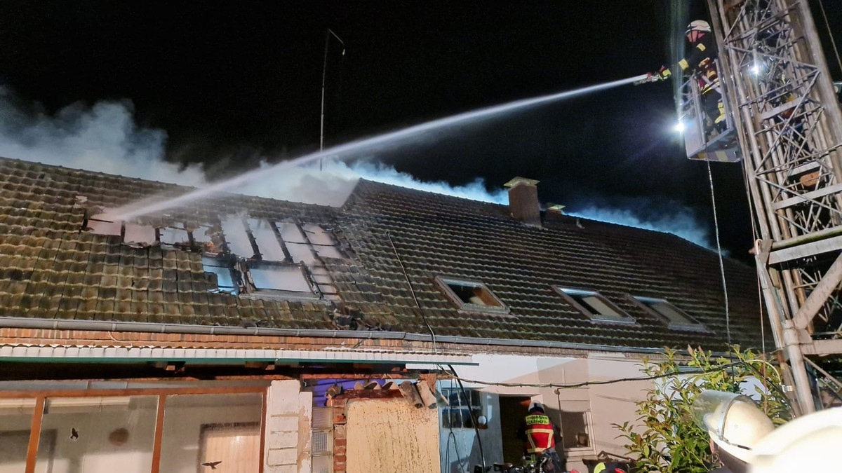 Feuerwehr Kalkar: Wohnungsbrand mit zwei verstorbenen Personen - Foto: presseportal.de