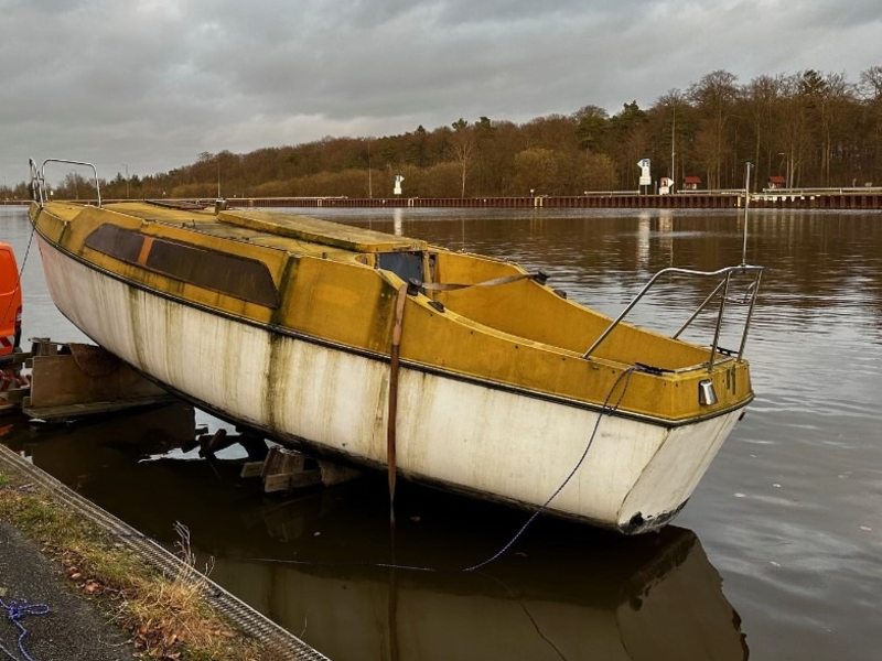 PP-ELT: Brennendes Sportboot in der Marina Winningen - Foto: presseportal.de