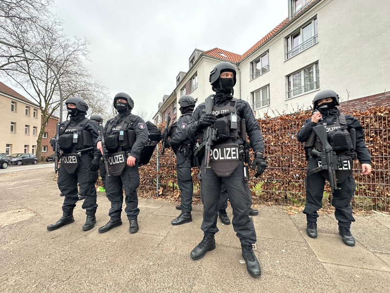 Polizisten in der Nähe des Tatorts in Hamburg-Billstedt. - Foto: Steven Hutchings/dpa