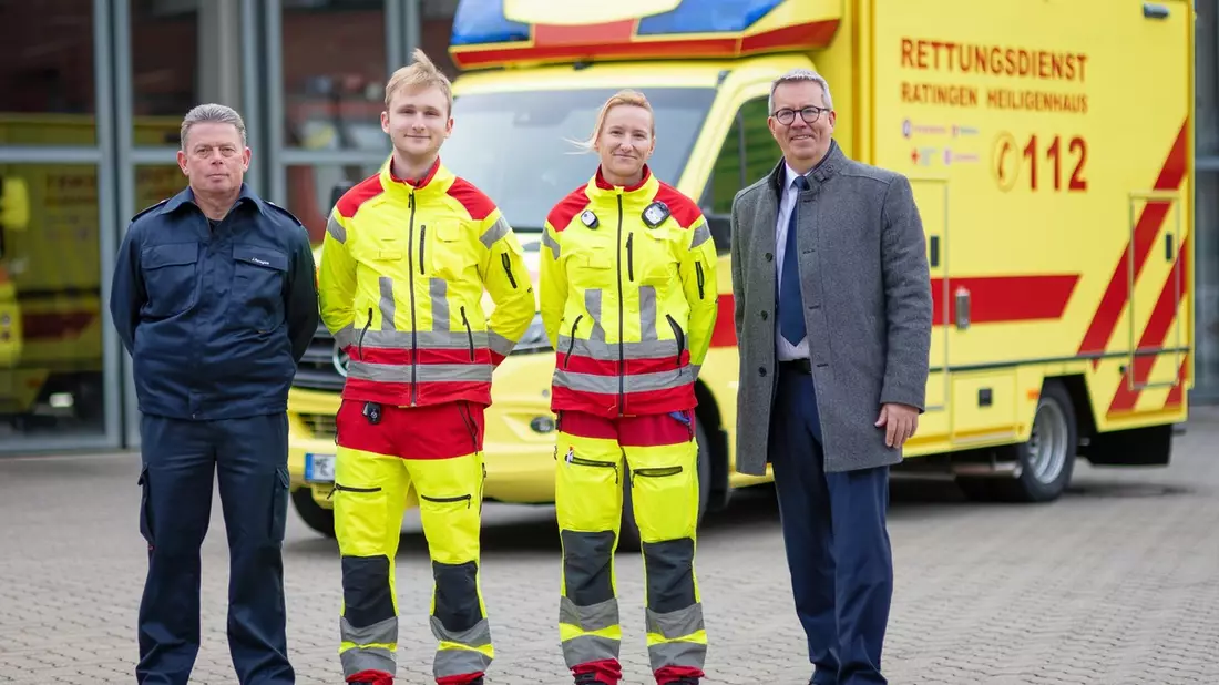 FW Ratingen: Feuerwehr Ratingen - Neuer Rettungswagen in neuer Farbgebung - Bild: presseportal.de
