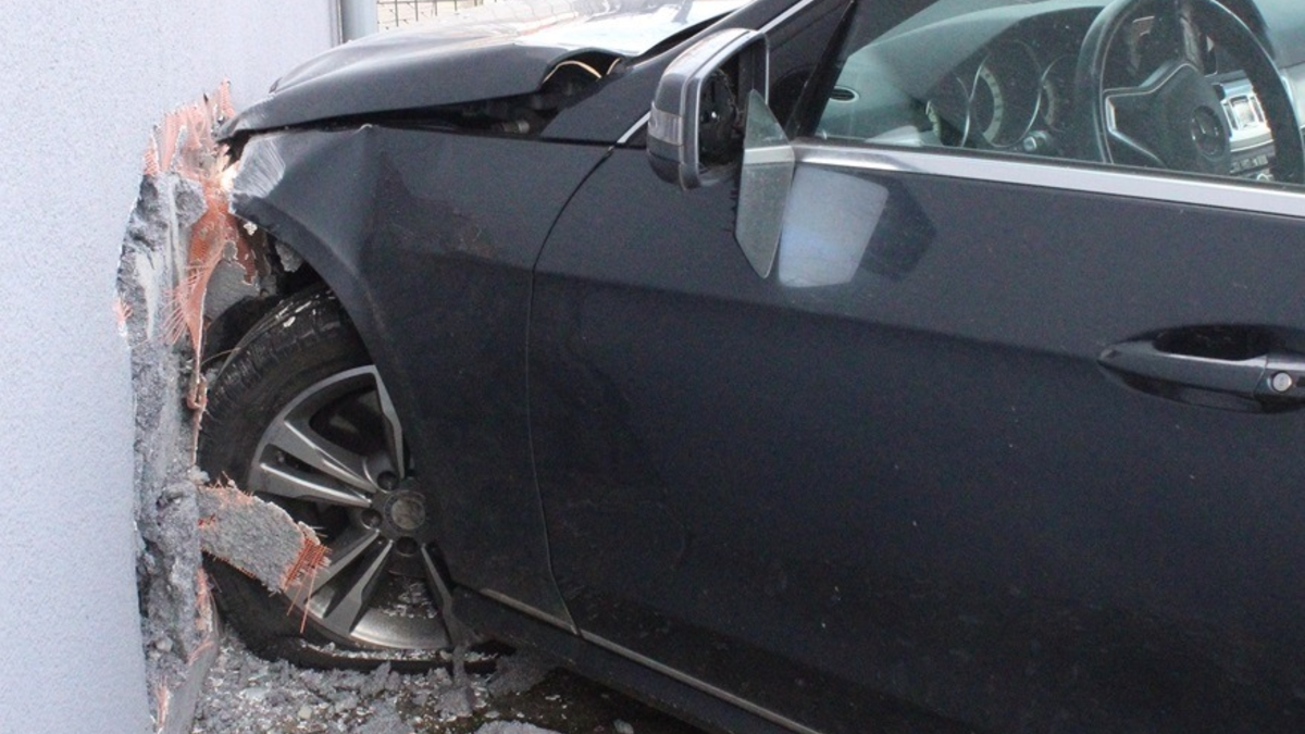 POL-MI: PKW kollidiert mit Bushäuschen - Foto: presseportal.de