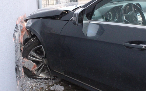 POL-MI: PKW kollidiert mit Bushäuschen - Foto: presseportal.de