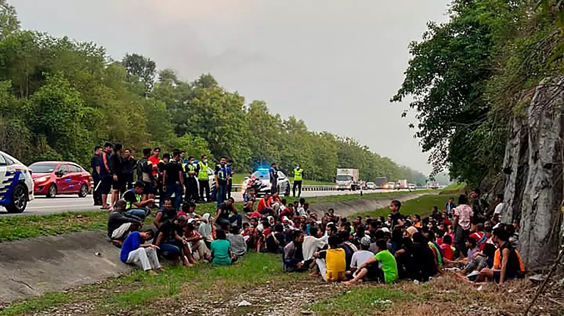 Eine Gruppe der muslimischen Minderheit Rohingya 2022 nach ihrer Flucht aus einem malaysischen Lager. - Bild: Uncredited/Polis Diraja Malaysia/AP/dpa