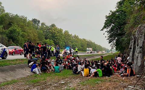Eine Gruppe der muslimischen Minderheit Rohingya 2022 nach ihrer Flucht aus einem malaysischen Lager. - Foto: Uncredited/Polis Diraja Malaysia/AP/dpa Eine Gruppe der muslimischen Minderheit Rohingya 2022 nach ihrer Flucht aus einem malaysischen Lager. - Foto: Uncredited/Polis Diraja Malaysia/AP/dpa