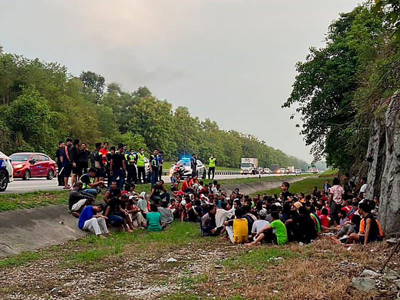 Eine Gruppe der muslimischen Minderheit Rohingya 2022 nach ihrer Flucht aus einem malaysischen Lager. - Foto: Uncredited/Polis Diraja Malaysia/AP/dpa