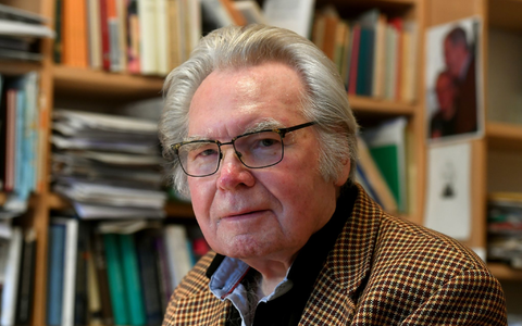 Oskar Negt im Dezember 2017 in seinem Arbeitszimmer in Hannover. - Foto: Holger Hollemann/dpa