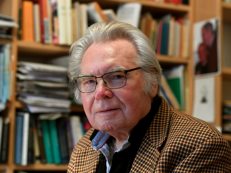 Oskar Negt im Dezember 2017 in seinem Arbeitszimmer in Hannover. - Foto: Holger Hollemann/dpa