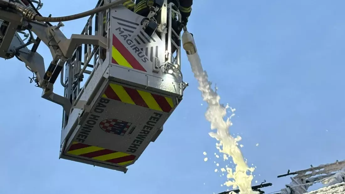 FW Bad Honnef: 110 Einsatzkräfte bei erneutem Großbrand in Bad Honnef im Einsatz - Bild: presseportal.de