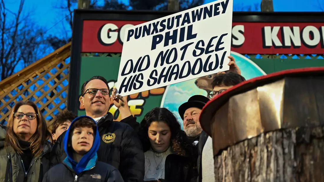 Noch einmal Schwarz auf Weiß: Punxsutawney Phil hat seinen Schatten nicht gesehen. - Bild: Barry Reeger/FR171704 AP/dpa