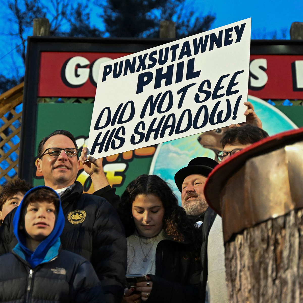 Noch einmal Schwarz auf Weiß: Punxsutawney Phil hat seinen Schatten nicht gesehen. - Foto: Barry Reeger/FR171704 AP/dpa