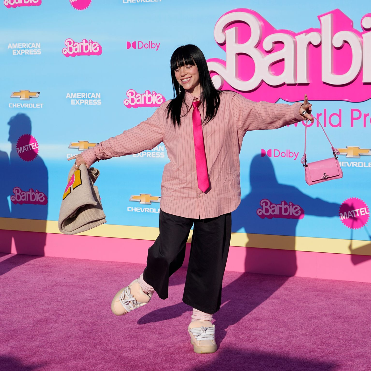 Billie Eilish bei der Premiere von «Barbie» im Shrine Auditorium in Los Angeles. - Foto: Chris Pizzello/Invision/AP/dpa