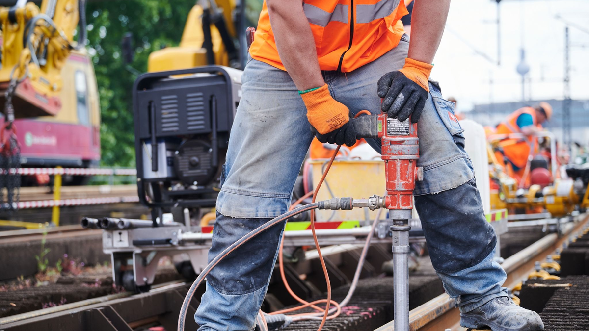 Die Bahn muss sparen. Erst wird saniert, dann ausgebaut. - Foto: Annette Riedl/dpa