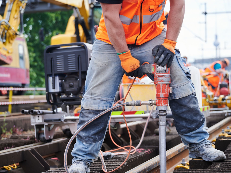 Die Bahn muss sparen. Erst wird saniert, dann ausgebaut. - Foto: Annette Riedl/dpa