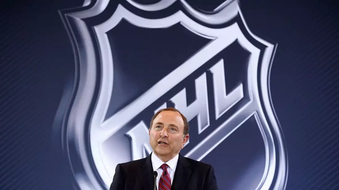 Gary Bettman, Chef der nordamerikanischen Eishockey-Profiliga NHL, hat die Teilnahme der Spieler bei Olympia 2026 verkündet. - Bild: John Locher/AP/dpa