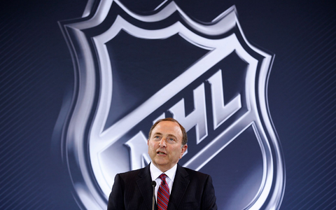 Gary Bettman, Chef der nordamerikanischen Eishockey-Profiliga NHL, hat die Teilnahme der Spieler bei Olympia 2026 verkündet. - Foto: John Locher/AP/dpa