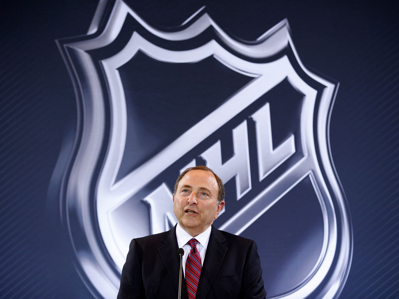 Gary Bettman, Chef der nordamerikanischen Eishockey-Profiliga NHL, hat die Teilnahme der Spieler bei Olympia 2026 verkündet. - Foto: John Locher/AP/dpa